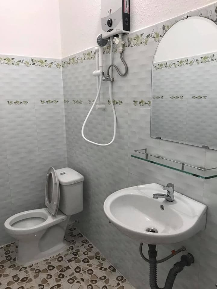 Cho thuê phòng trọ 1 trệt, 1 lầu, 2 phòng ngủ, 1 nhà bếp, tolet trong. Giá 3 tr/tháng, cọc 1 tháng.