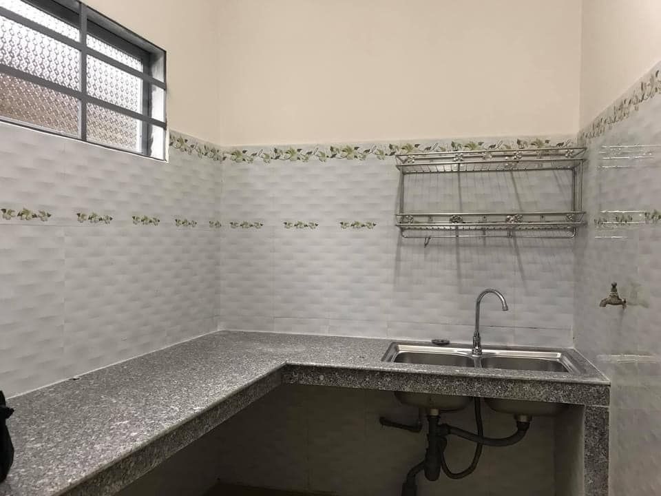 Cho thuê phòng trọ 1 trệt, 1 lầu, 2 phòng ngủ, 1 nhà bếp, tolet trong. Giá 3 tr/tháng, cọc 1 tháng.