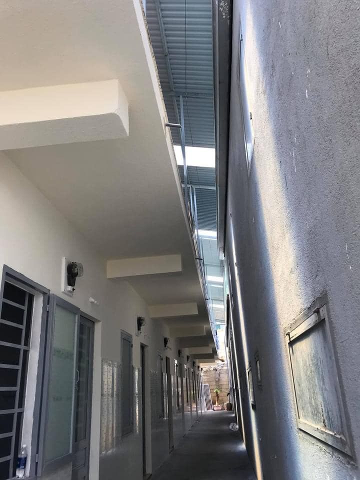 Cho thuê phòng trọ 1 trệt, 1 lầu, 2 phòng ngủ, 1 nhà bếp, tolet trong. Giá 3 tr/tháng, cọc 1 tháng.