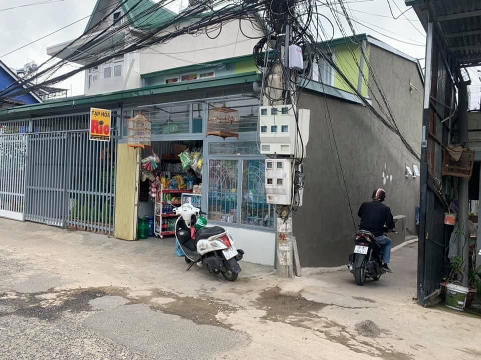 Cho thuê phòng trọ 1 trệt, 1 lầu, 2 phòng ngủ, 1 nhà bếp, tolet trong. Giá 3 tr/tháng, cọc 1 tháng.