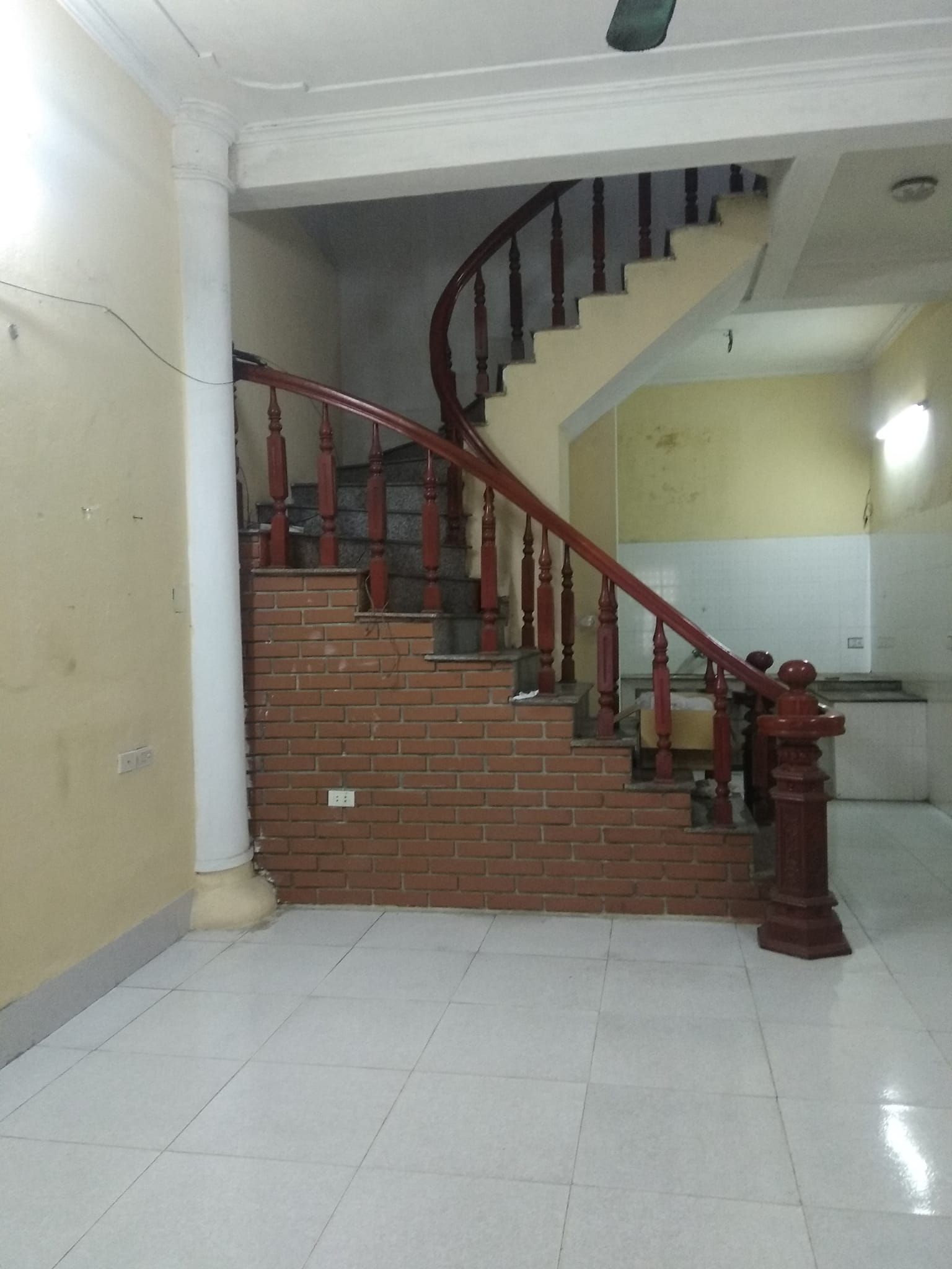 Cho thuê nhà Nguyên Căn 3 tầng - ngõ 95/4 phố vũ xuân thiều. DT 50m2. Nhà gồm 2 ngủ, 1 khách, 3wc