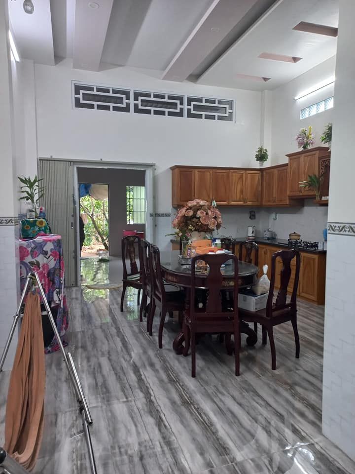 Cần chuyển nhượng lại nhà và đất mới cất hơn 3 năm nhà bao mới, nội thất sang trọng khóm 7, p7 CM