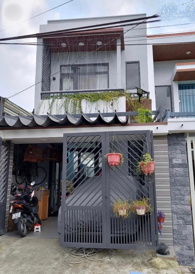 Tôi muốn Bán nhà Sổ Hồng Riêng gần chợ Bình Chánh Nhà Đúc thật 1 trệt 1lầu có 3 Phòng ngủ