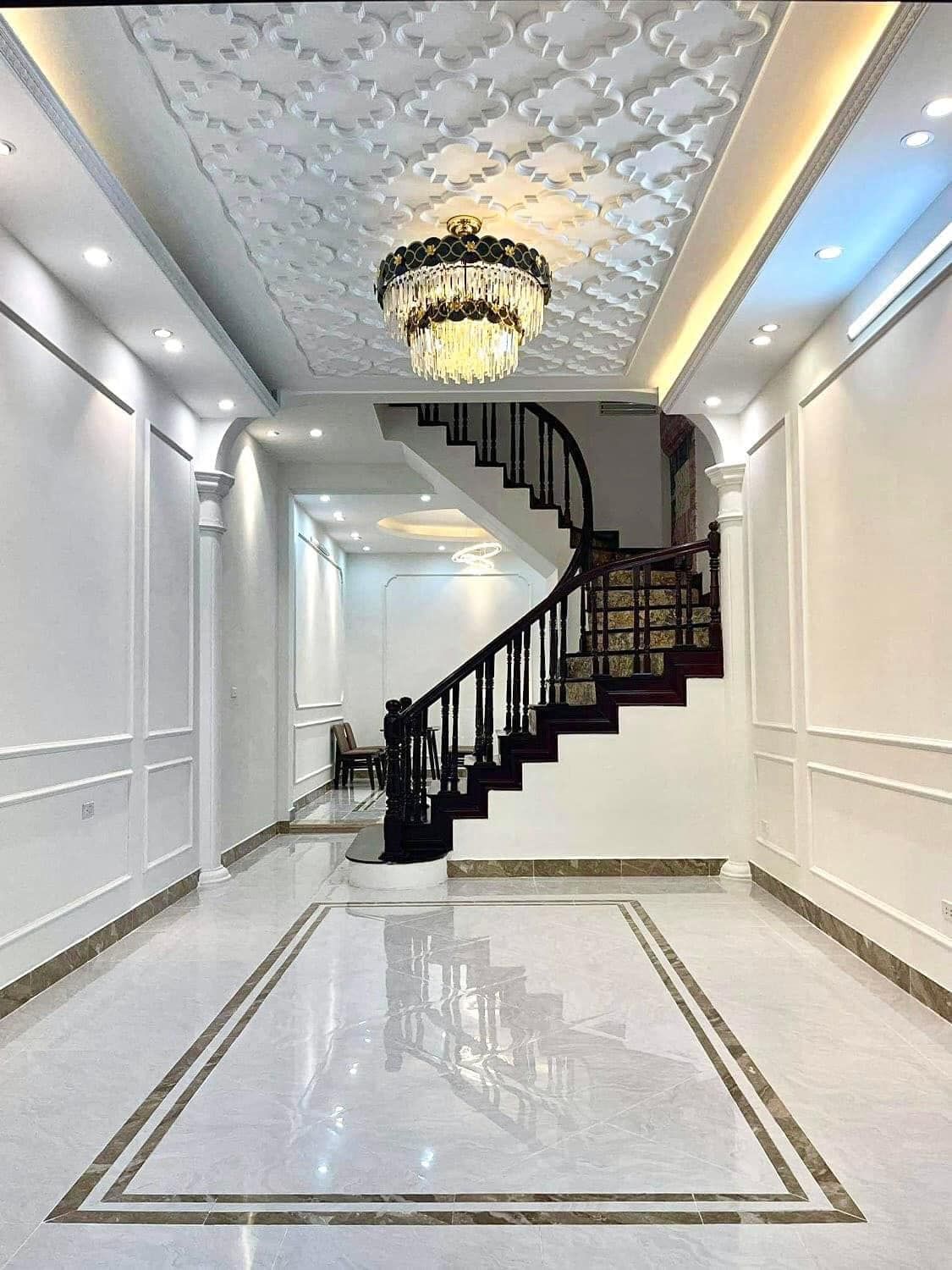 Nhà Mặt Hồ - Ô Tô Đỗ Tránh Trung Tâm HBT - Diện tích 56m - 5 tầng Mt 3,7m - Giá chào 14,7 tỷ - LH