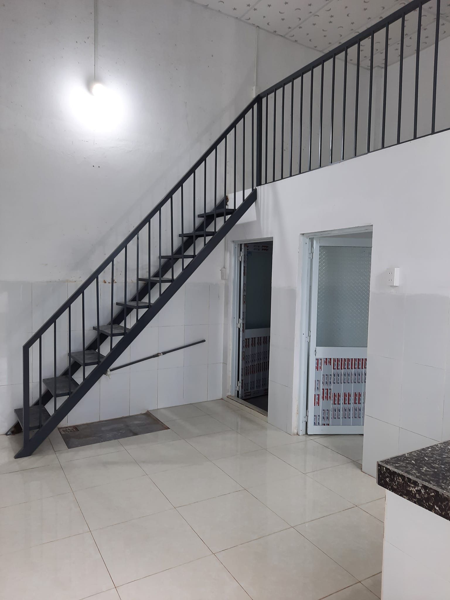 Cho thuê nhà nhỏ xinh có p. Khách, 1 p.ngủ, có gác đúc, bếp, wc, sân, cổng rào riêng