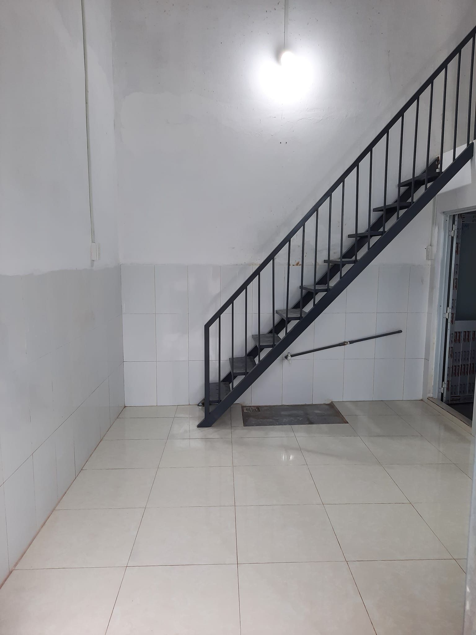 Cho thuê nhà nhỏ xinh có p. Khách, 1 p.ngủ, có gác đúc, bếp, wc, sân, cổng rào riêng