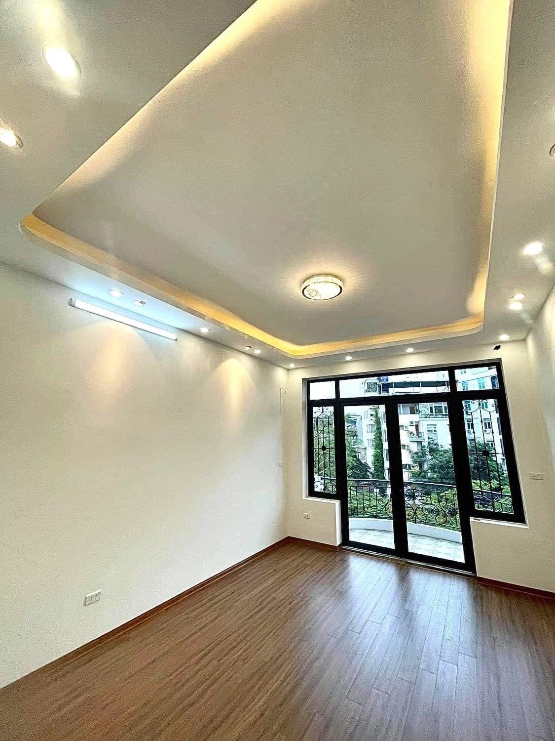 Nhà Mặt Hồ - Ô Tô Đỗ Tránh Trung Tâm HBT - Diện tích 56m - 5 tầng Mt 3,7m - Giá chào 14,7 tỷ - LH