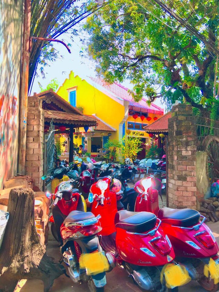Gia đình đi định cư nên bán căn nhà cực xinh đồng xoài, xanh mát quanh năm, có quán cafe cực chất
