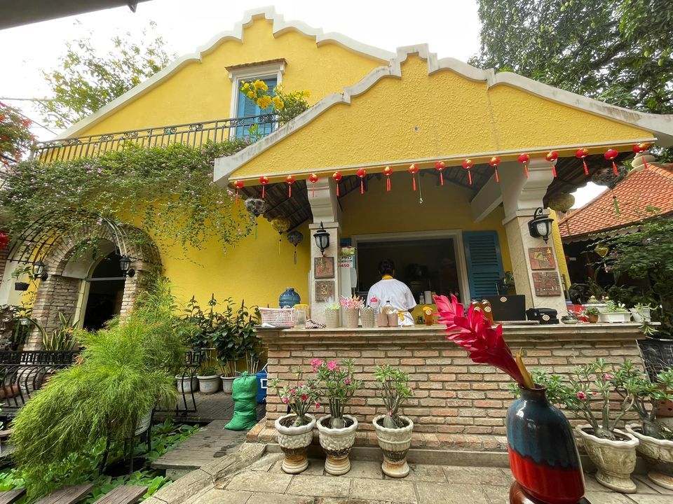 Gia đình đi định cư nên bán căn nhà cực xinh đồng xoài, xanh mát quanh năm, có quán cafe cực chất