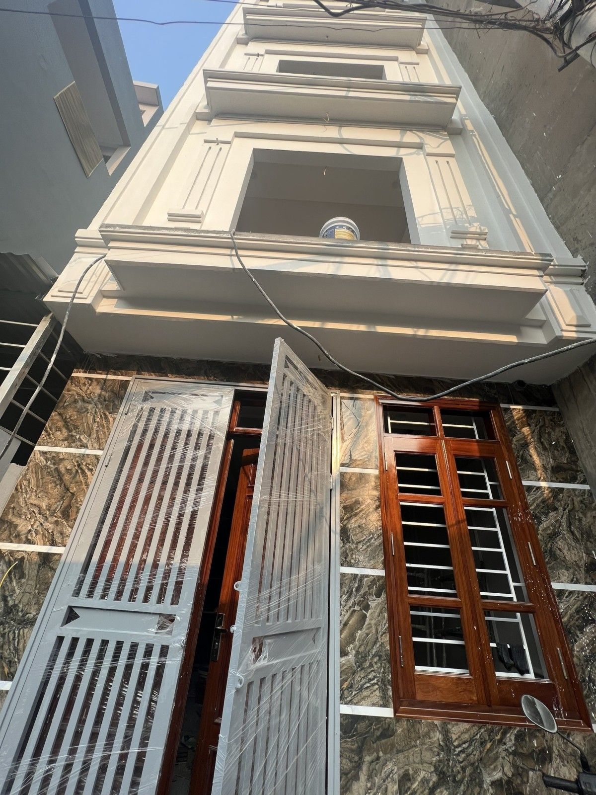 Nhà mới tinh, xây 5 tầng hiện đại, đầy đủ nội thất cơ bản Gần ô tô, gần trường gần chợ Đại Từ