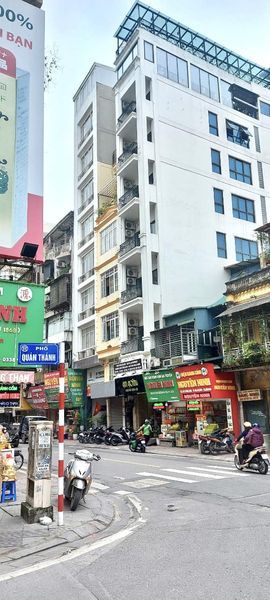 Cho thuê căn hộ mặt phố Hàng Than, Hoàn Kiếm - Vào được luôn Toà căn hộ cao cấp 10 tầng thang máy