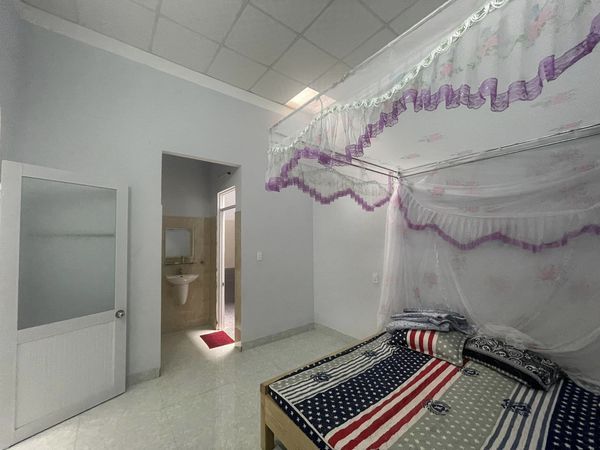 Bán Nhà Nội Thị đường betong 8m - Nhà xây hiện đại Gồm 1 phòng khách 2 phòng ngủ bếp sân phơi