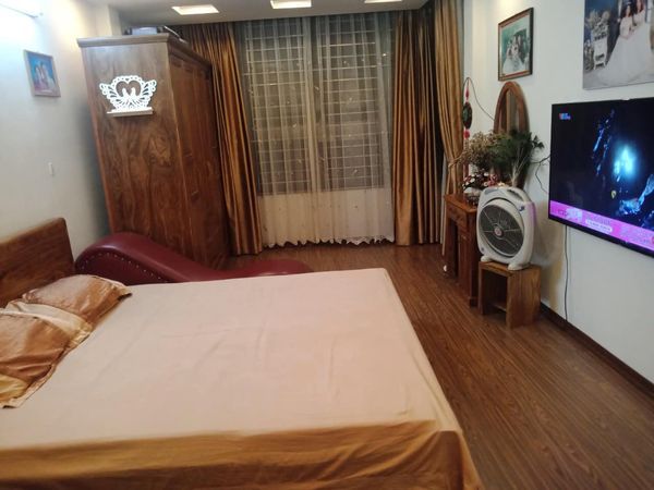 Cho thuê nhà nguyên căn Đội Cấn Ba Đình 12tr Diện tích 35m 5 tầng Thiết kế thông sàn gồm: 3ph 4vs