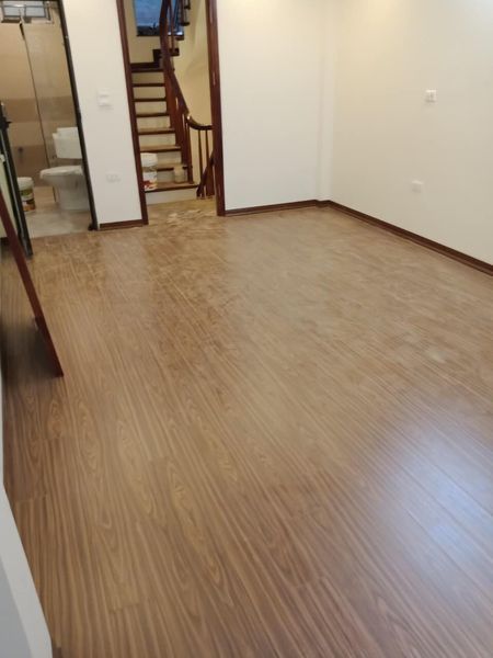 Cho thuê nhà nguyên căn Đội Cấn Ba Đình 12tr Diện tích 35m 5 tầng Thiết kế thông sàn gồm: 3ph 4vs