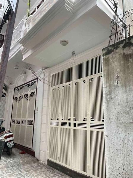 Cho thuê nhà 4 tầng (tổng diện tích 136m2) Tầng 1: Phòng khách, phòng ăn - Tầng 2+3: Mỗi tầng 2pn