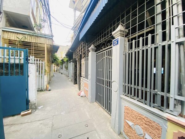Bán nhà Miếu hai xã ☘️Diện tích: 60m2*3,5 tầng. 👙Công năng: 1pk-4ngủ-1thờ-1sân phơi. 📕SHCC
