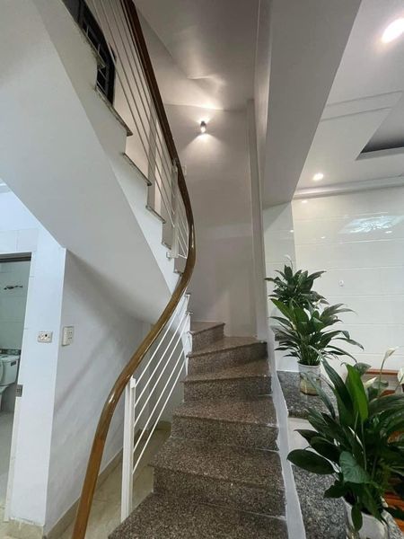 Bán căn nhà đẹp đường Vũ Chí Thắng. Mb: 35m 2,5 tầng. Ngõ nông. Sổ đỏ Công năng: phòng thờ,sân phơi