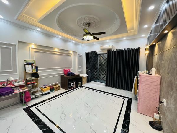 Nhà đẹp sân cổng khu phân lô Văn Cao giá hợp lí nhất tại thời điểm. Diện tích 90m2 x 4 tầng