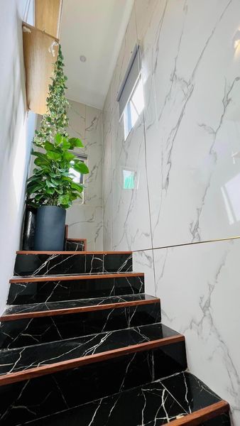 Chào bán ngôi nhà 2 tầng, đẹp, hiện đại nằm ngay đầu đường Ông Ích Khiêm.