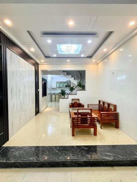 Bán căn nhà đẹp đường Vũ Chí Thắng. Mb: 35m 2,5 tầng. Ngõ nông. Sổ đỏ Công năng: phòng thờ,sân phơi