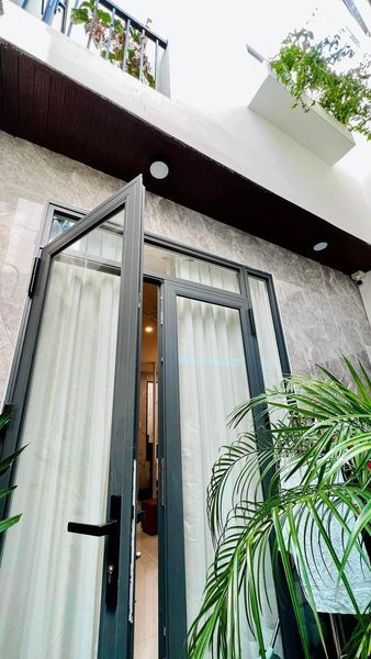 Chào bán ngôi nhà 2 tầng, đẹp, hiện đại nằm ngay đầu đường Ông Ích Khiêm.