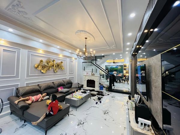 Nhà đẹp sân cổng khu phân lô Văn Cao giá hợp lí nhất tại thời điểm. Diện tích 90m2 x 4 tầng