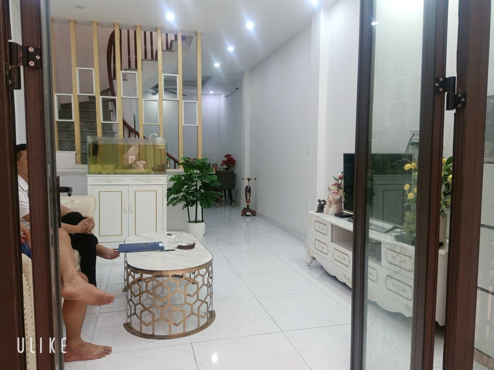 Nhà mới đẹp ở luôn, chủ tặng toàn bộ nội thất chủ mới chỉ sách vậy về ở.