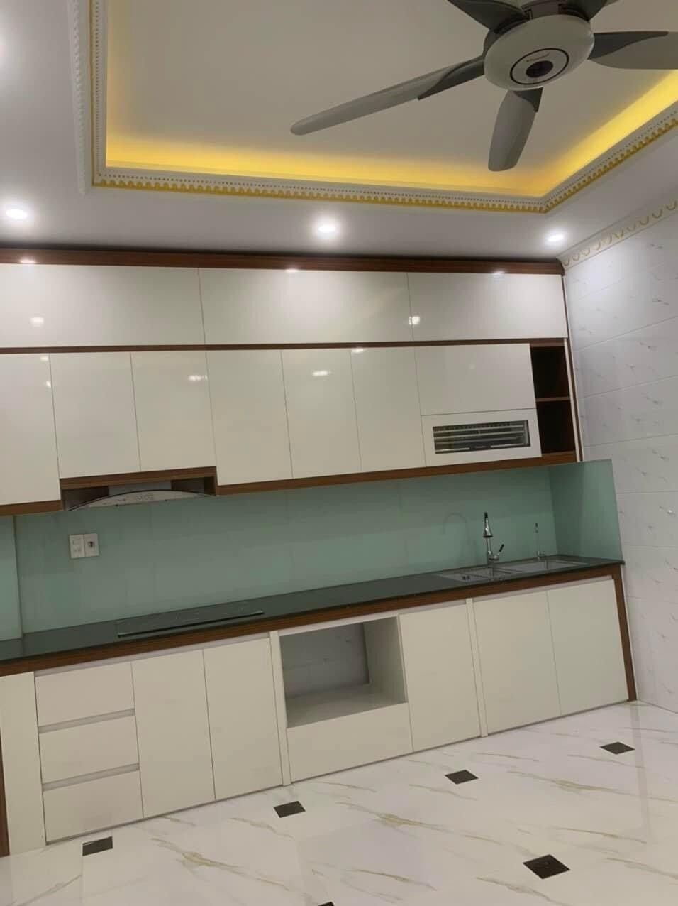 Nhà đã hoàn thiện full nội thất, chỉ việc xách valy về ở.Vị trí sát lô góc, vỉa hè 2m, ô tô vào nhà