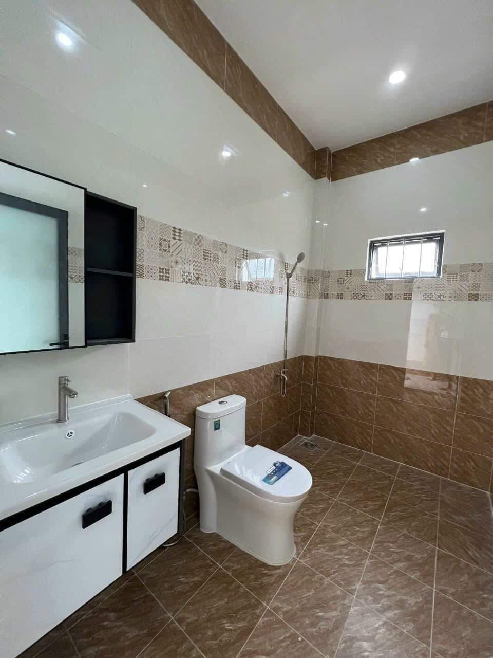BÁN NHÀ CẤP 04 MỚI • Mới hoàn thiện, đường Mười Chức kdc Phường 05 tp Bạc Liêu.
