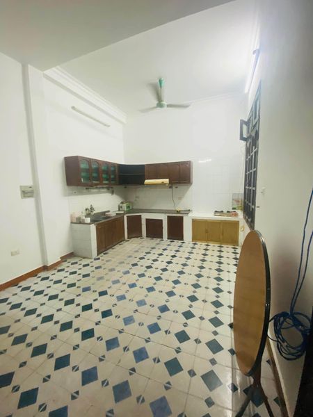 Cho thuê nguyên căn lô góc, phân lô phố Phố Vọng, diện tích tầng 1 là 40m2, từ tầng 2 là 50m2.