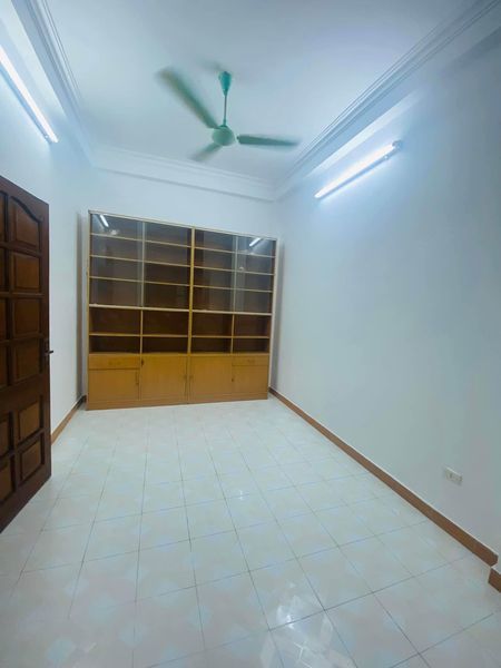 Cho thuê nguyên căn lô góc, phân lô phố Phố Vọng, diện tích tầng 1 là 40m2, từ tầng 2 là 50m2.