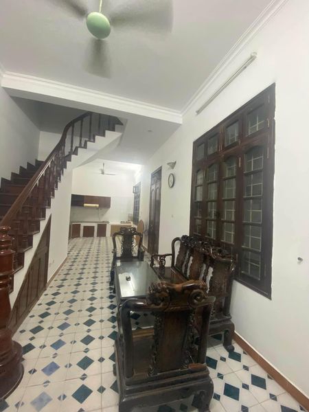 Cho thuê nguyên căn lô góc, phân lô phố Phố Vọng, diện tích tầng 1 là 40m2, từ tầng 2 là 50m2.