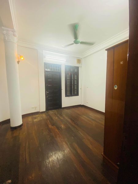 Cho thuê nguyên căn lô góc, phân lô phố Phố Vọng, diện tích tầng 1 là 40m2, từ tầng 2 là 50m2.