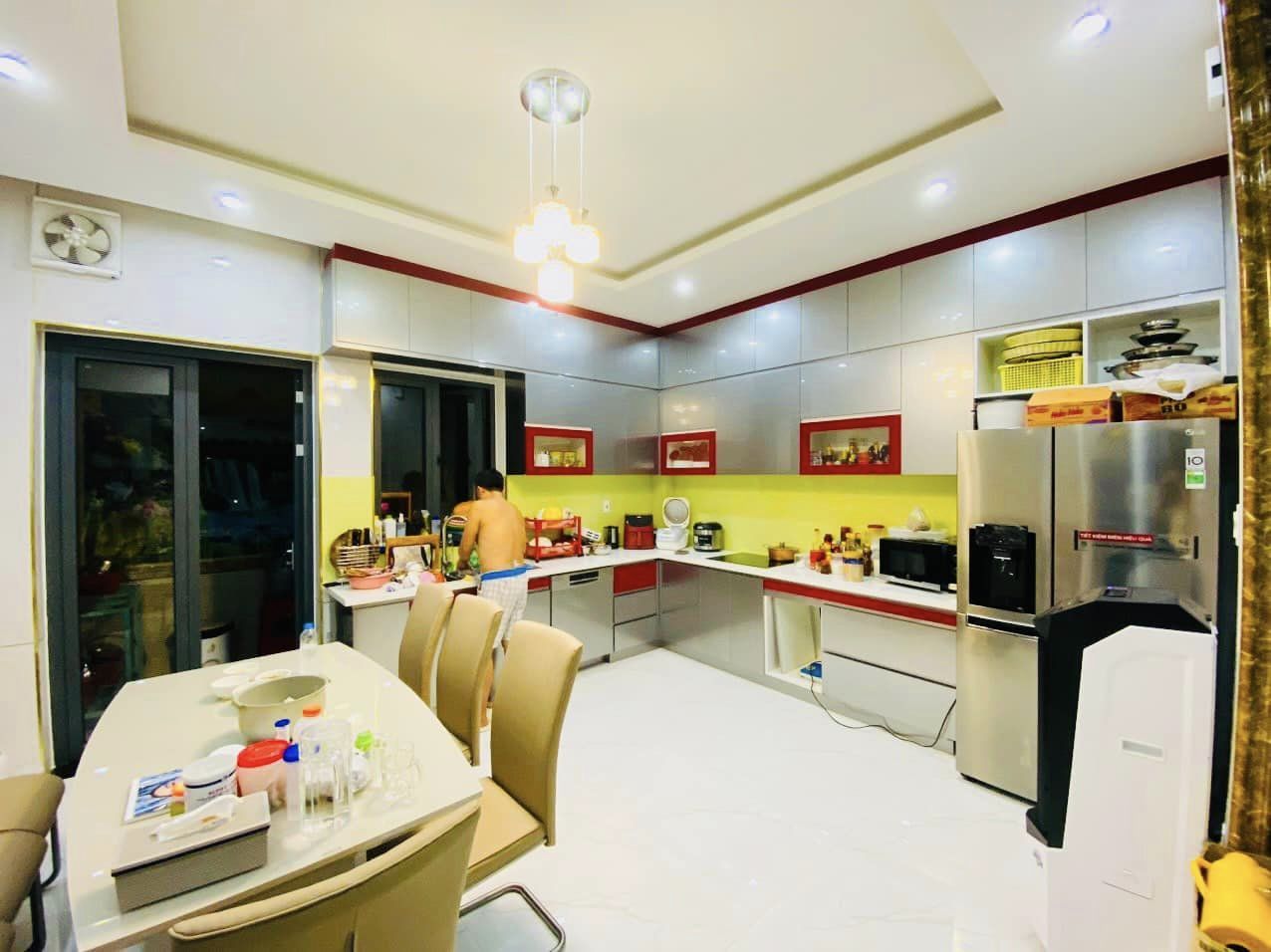 BÁN NHÀ MẶT TIỀN ĐƯỜNG - 4 TẦNG - 100m2 (5x20) - CÓ THANG MÁY