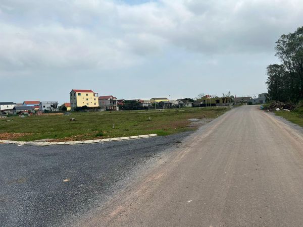 chào bán 2 lô đất đấu giá đường tránh tp đồng hới , thôn mụ rượng . Lương ninh