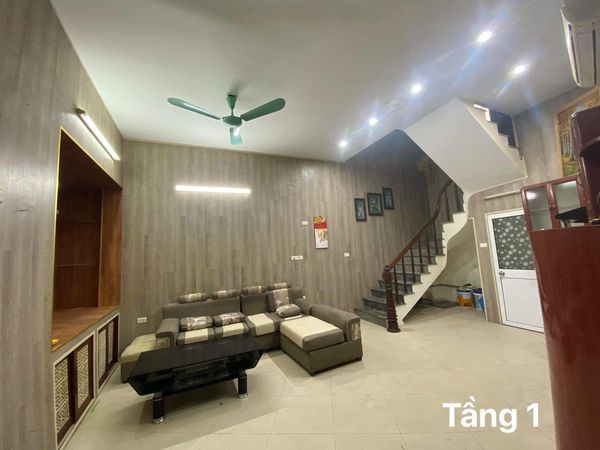 Cho thuê nhà nguyên căn Hoàng Văn Thái , Thanh Xuân. Diện tích 40m 4 tầng 11tr tổng 3 phòng ngủ