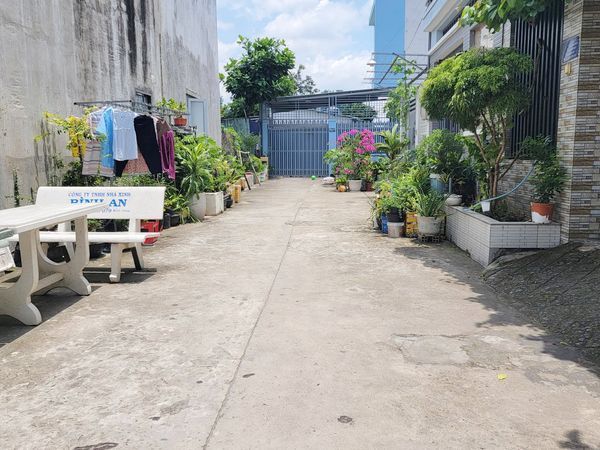 Bán nhà Diện tích: 110m2 (5m x 22m) 1 trệt 1 gác lửng, gồm 5 phòng trọ tại Thủ Đức