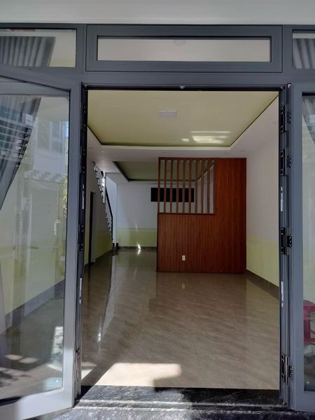 Cho thuê nhà nguyên căn mới xây, đường Nguyễn Trung Trực Đà Lạt 140 m2 hẻm xe hơi vào được.