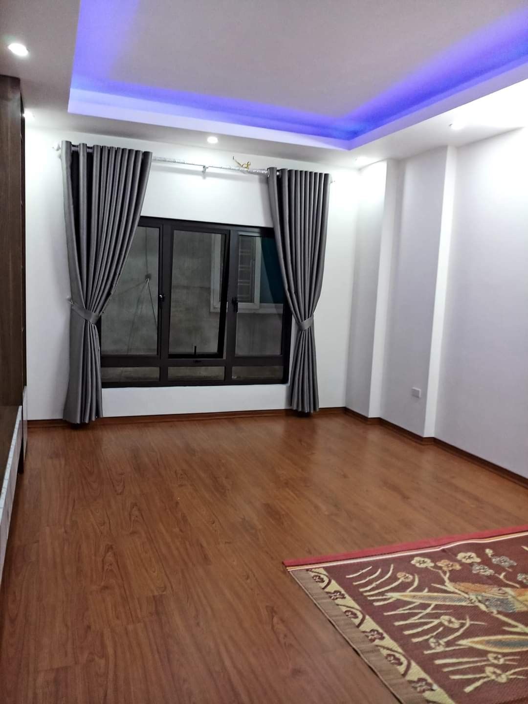Nhà khung bê tông 5 tầng mới hoàn thiện, mỗi tầng 1 phòng 1 phụ, tổng 3 ngủ, ngõ xe máy tránh