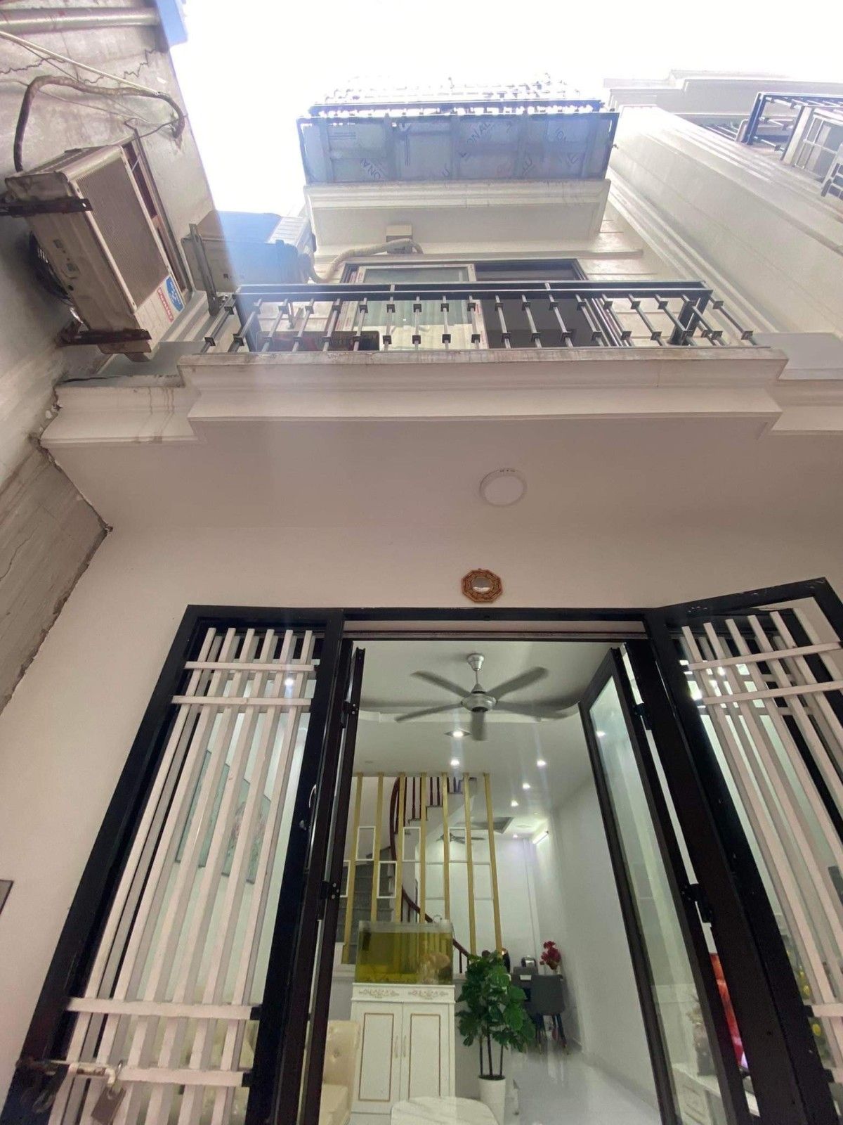 Nhà mới đẹp ở luôn, chủ tặng toàn bộ nội thất chủ mới chỉ sách vậy về ở.