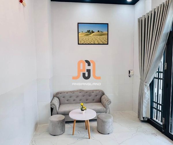 Bán gấp nhà kết cấu bê tông cốt thép, khu dân cư an ninh, lộ ô tô, gần chợ gần TTTP Long Xuyên.