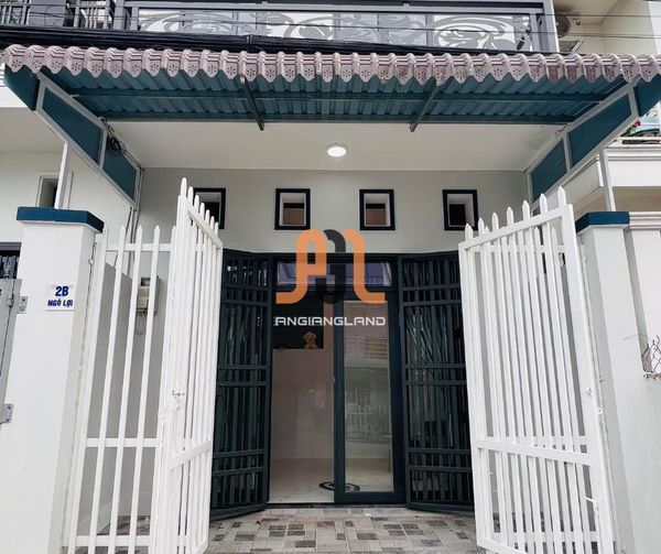 Bán gấp nhà kết cấu bê tông cốt thép, khu dân cư an ninh, lộ ô tô, gần chợ gần TTTP Long Xuyên.