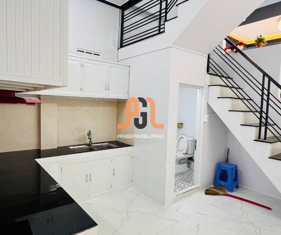 Bán gấp nhà kết cấu bê tông cốt thép, khu dân cư an ninh, lộ ô tô, gần chợ gần TTTP Long Xuyên.