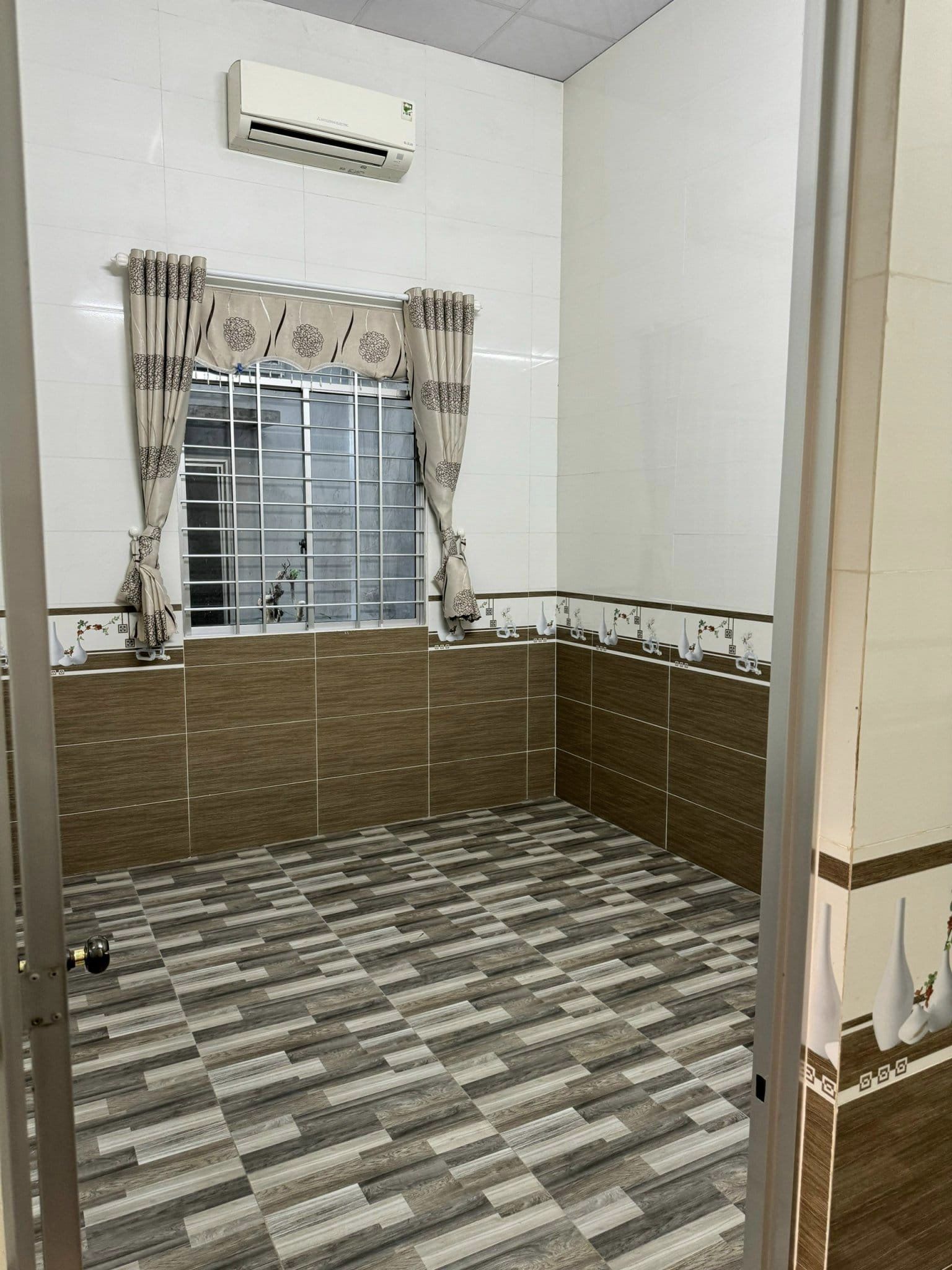 CẦN TIỀN TRỊ BỆNH BÁN RẺ CĂN NHÀ TÂM HUYẾT MẶT TIỀN NHỰA TẠI MỎ CÀY NAM.