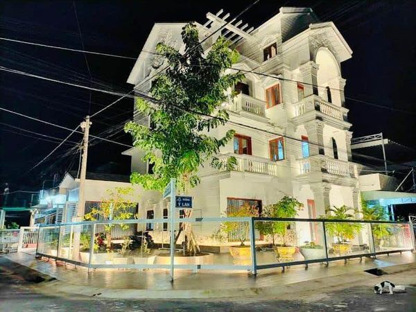Siêu phẩm tuyệt đẹp Biệt thự 4 lầu ngay góc 2 mặt tiền Sao Mai ngay tt Long Xuyên giá siêu tốt