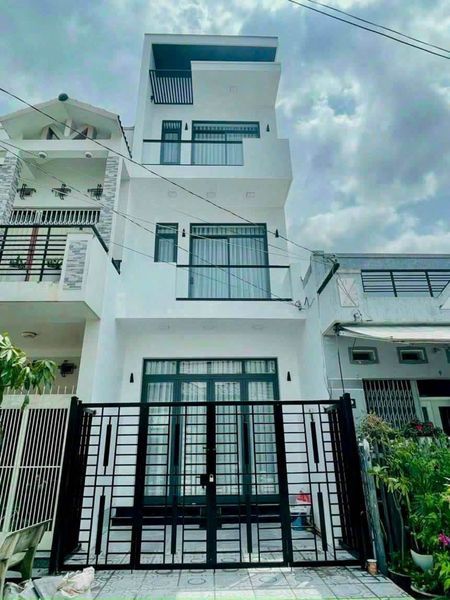 Bán nhà 1 trệt 2 lầu. Vị trí: đường Nguyên Hồng, phường Mỹ Thới, tp. Long Xuyên, tỉnh An Giang