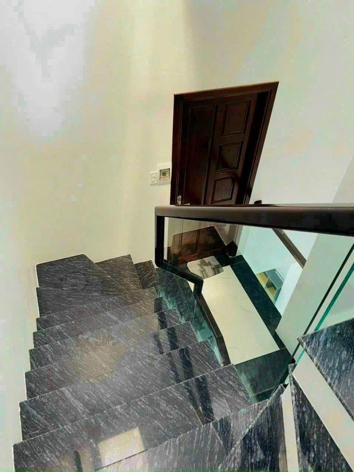 Bán nhà 1 trệt 2 lầu. Vị trí: đường Nguyên Hồng, phường Mỹ Thới, tp. Long Xuyên, tỉnh An Giang