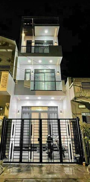 Bán nhà 1 trệt 2 lầu. Vị trí: đường Nguyên Hồng, phường Mỹ Thới, tp. Long Xuyên, tỉnh An Giang