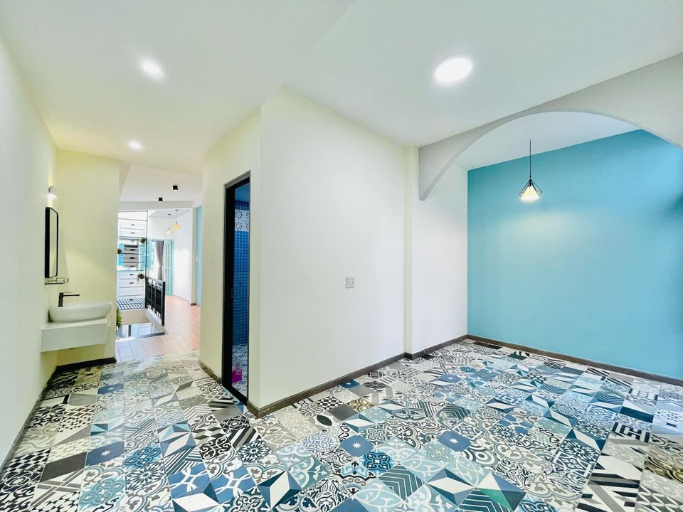 Nhà đẹp 1 trệt 1 lầu BTCT với 3PN 3WC 20m ra Hẻm xe tải, thông Hàng Xanh, Quận 1