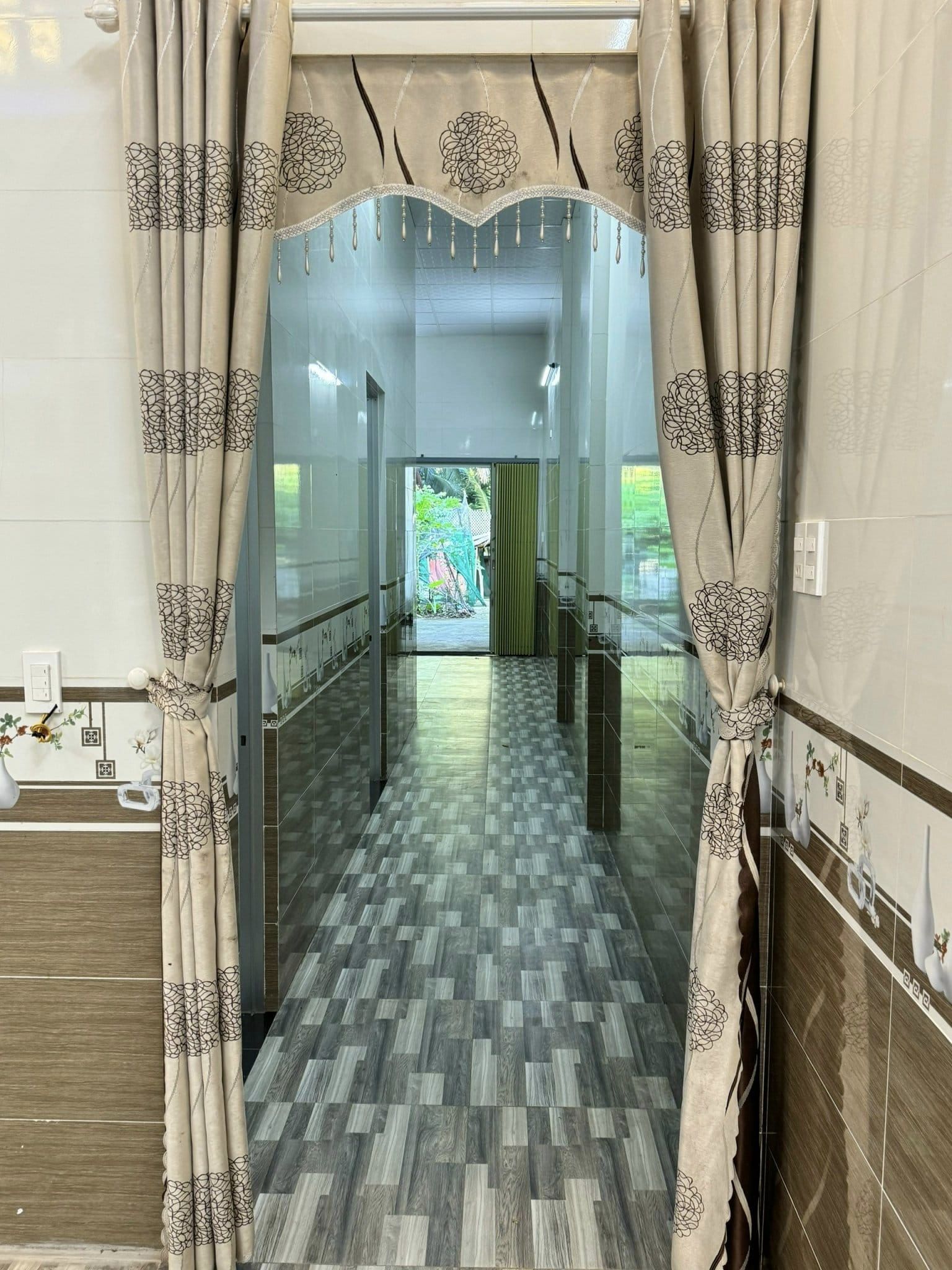 CẦN TIỀN TRỊ BỆNH BÁN RẺ CĂN NHÀ TÂM HUYẾT MẶT TIỀN NHỰA TẠI MỎ CÀY NAM.